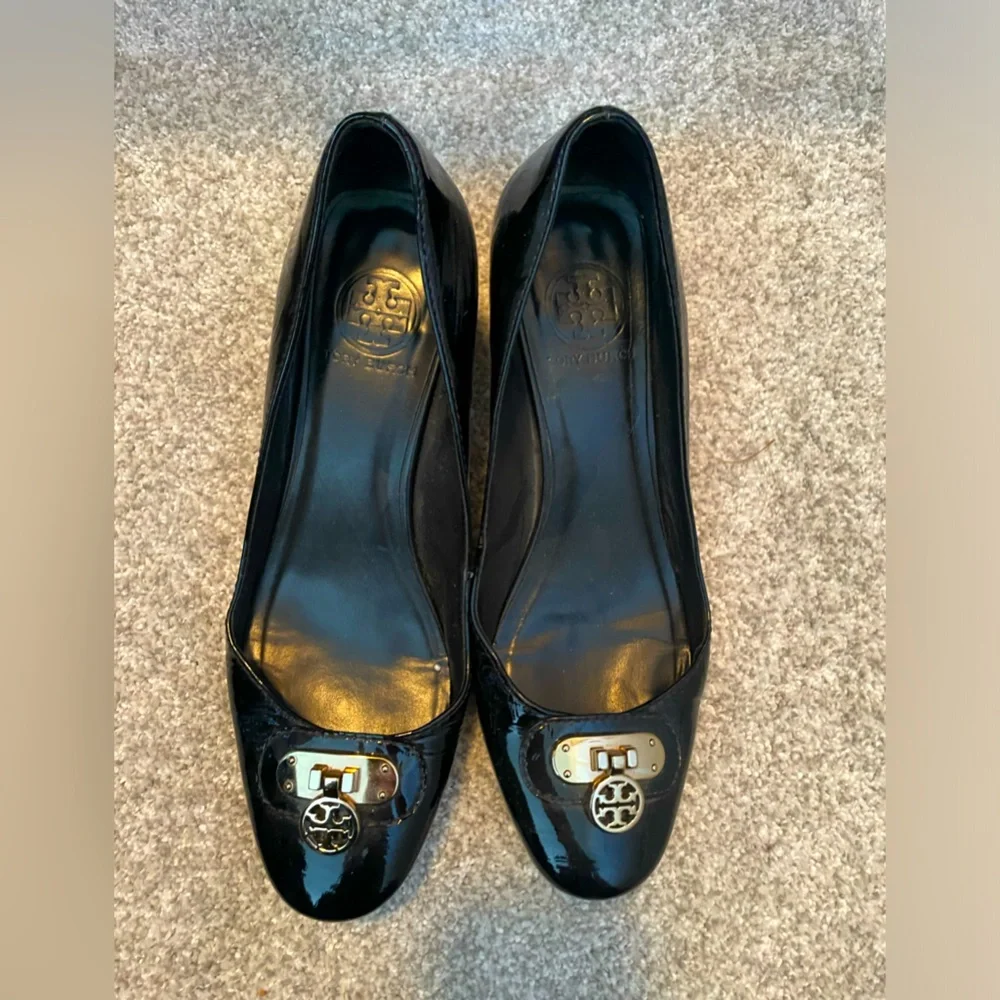 Tory Burch black patent leather pumps - Picture 1 of 7